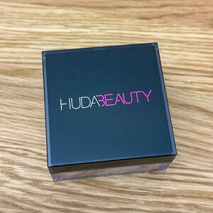 Huda Beauty Easy Bake Blurring Loose Setting Powder in Sugar Cookie